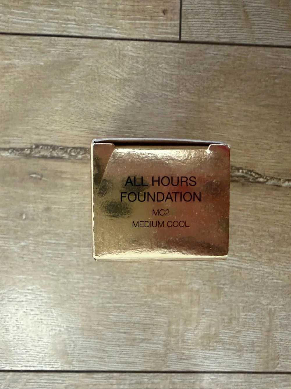 Yves Saint Laurent foundation MC2 medium cool - Gold Reflective Packaging